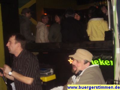 Pressefoto: Porth , 2008 © Goran (links) und der zweite Discjockey animieren das Publikum mit Reggaemixen zum Tanzen. Im Hintergrund erkennt man die halb verdeckte Heinecken-Werbung.