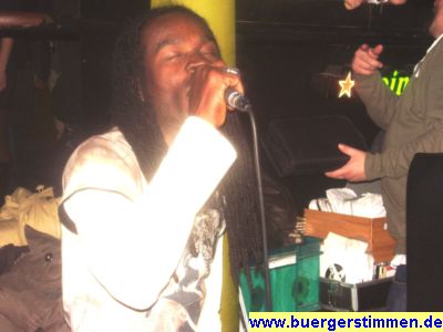 Pressefoto: Porth , 2008 © "Junior Vibes" singt gefühlvoll und mit klarer Stimme gerade zu einem Reggae-Mix.