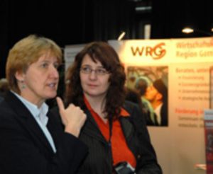 Pressefoto: Pressefoto , 2008 &copy; Gedankenaustausch: Christel Wemheuer (Kommissarische Gesch&auml;ftsf&uuml;hrerin der WRG, links) mit Stefanie Kleine von der WRG (rechts).