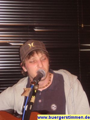 Pressefoto: Porth , 2008 &copy; Ein typisches merkmal von Kriss sind seine geschlossenen Augen beim melodi&ouml;sen Rapgesang.