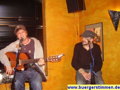 Pressefoto: Porth , 2008 &copy; W&auml;hrend Kriss singt, zieht sich R&uuml;diger zur&uuml;ck und &uuml;berl&auml;sst so die B&uuml;hne Kriss.