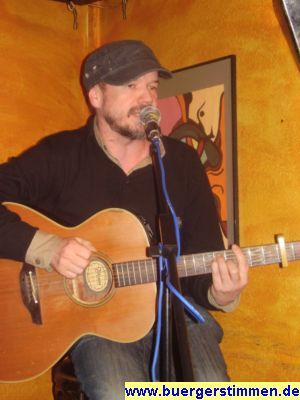 Pressefoto: Porth , 2008 &copy; wenn R&uuml;diger singt, schaut er sich im Publikum um und sucht den Blickkontakt. Dabei unterst&uuml;tzt er mit Gesten und Mimik seine Songs.