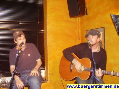 Pressefoto: Porth , 2008 &copy; Wenn R&uuml;diger singt, unterst&uuml;tzt Kriss mit Mimek und Gesten die Texte von R&uuml;diger.Dabei stellt er mit Gesten und Blickkontakt R&uuml;diger in der Vordergrund.