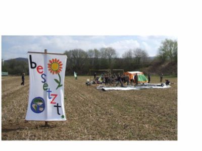 Pressefoto: Pressefoto , 2008 &copy; Symbole bestimmen die Welt. Die Fahne, die das Feld als besetzt erkl&auml;rt, darf nicht fehlen.