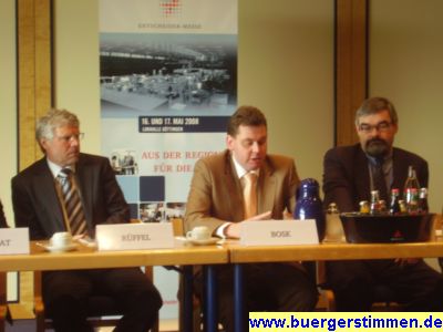 Pressefoto: http://www.buergerstimmen.de/ , 2008 &copy; Herr Bosk erl&auml;utert das Konzept der Entscheidermesse. Den Ausf&uuml;hrungen folgen Herr R&uuml;ffel (links, WRG) und Herr Barth (rechts, GWG)