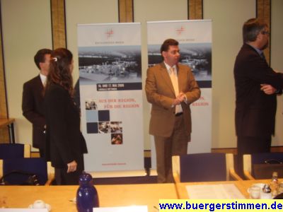 Pressefoto: http://www.buergerstimmen.de/ , 2008 &copy; Warten auf ein Gruppenfot - Mist, die Radiointerviewer waren schneller
