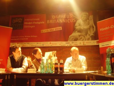 Pressefoto: Porth , 2008 &copy; Poesgen (links) und McGegan (rechts) verfolgen die Ausf&uuml;hrungen von Turocy zu den Kost&uuml;men