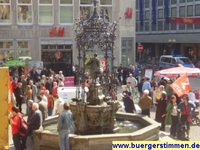 Pressefoto: http://www.buergerstimmen.de/ , 2008 &copy; Maikundgebung rund um das G&auml;nseliesel - die gelbe Zeltplane links zum Redner-Zelt geh&ouml;rt