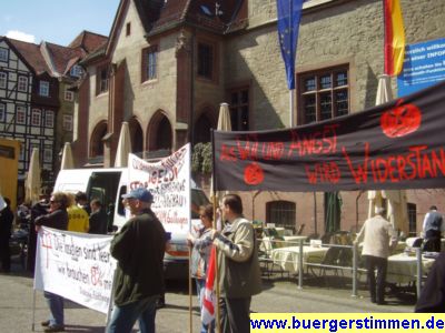 Pressefoto: http://www.buergerstimmen.de/ , 2008 &copy; Drei Spruchb&auml;nder waren auf der Maikundgebung auch zu sehen