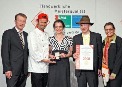 Pressefoto: Pressefoto , 2008 &copy; Landfleischerei Neumeier bekommt das Testat mit der Goldmedaille in Erfurt &uuml;berreicht
