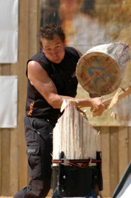 Pressefoto: , 2008 &copy; Durchtrennen eines Holsstammes mit einer Axt