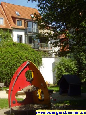 Pressefoto: http://www.buergerstimmen.de/ , 2008 &copy; der Kinderspielplatz im Nikolai-Innenhof l&auml;sst auch Eltern eine Chance zum Entspannen