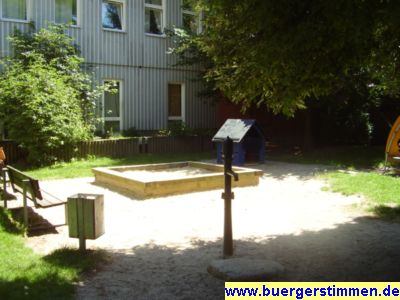 Pressefoto: http://www.buergerstimmen.de/ , 2008 &copy; Sandkiste, Pumpe und Stehpult