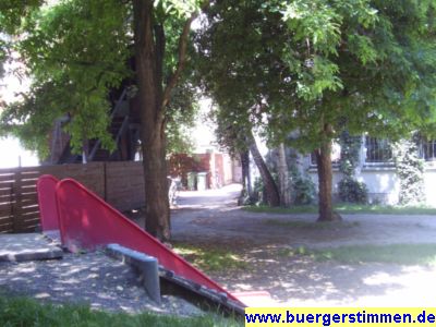 Pressefoto: http://www.buergerstimmen.de/ , 2008 &copy; Zugang zum Spielplatz beim Nikolaikirchhof