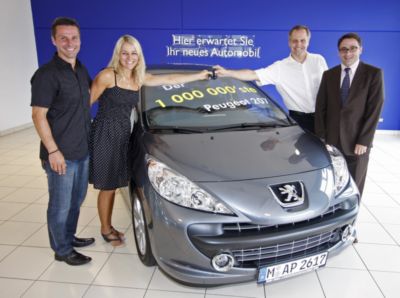 Pressefoto: Pressefoto , 2008 &copy; Der Schl&uuml;ssel zum millionsten Peugot 207 wird im N&uuml;rnberger Autohaus Fr&ouml;hlich &uuml;berreicht
