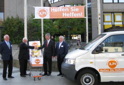 Pressefoto: Pressefoto / Stadt G&ouml;ttingen , 2009 &copy; Die G&ouml;ttinger Wette: Herbert Fl&uuml;gge (G&ouml;ttinger Tafel), Gerd H&auml;user (Bundesverband Deutsche Tafel), Oberb&uuml;rgermeister Wolfgang Meyer, Eckhard Fenner (G&ouml;ttinger Tafel), v.l., Foto: Stadt G&ouml;ttingen