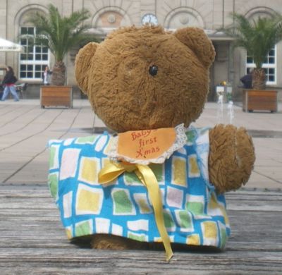 Pressefoto: , 2009 &copy; Teddy-Portrait vor dem G&ouml;ttinger Bahnhof.jpg