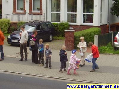 Pressefoto: http://www.buergerstimmen.de/ , 2009 &copy; Die Bonbon-Fraktion genoss das Sammelereignis.jpg