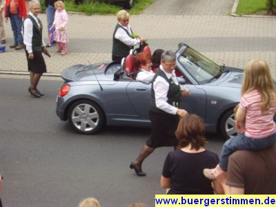 Pressefoto: http://www.buergerstimmen.de/ , 2009 &copy; Emanzipation bei den Sch&uuml;tzen - Ein Wagen mit Honoratiorinnen.JPG