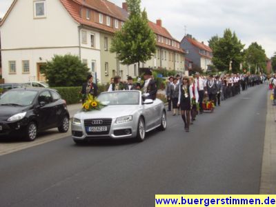 Pressefoto: http://www.buergerstimmen.de/ , 2009 &copy; Nach dem Fanfaren-Zug kommt die G&ouml;ttinger Sch&uuml;tzen- und Politikelite.JPG