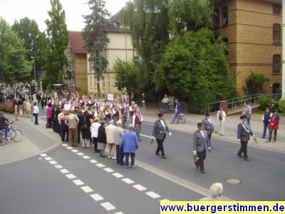 Pressefoto: http://www.buergerstimmen.de/ , 2009 &copy; Beim Umtzug hatten sie echt Gl&uuml;ck mit dem Wetter.JPG