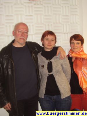 Pressefoto: Porth , 2009 &copy; &Uuml;ber das Kunstfestival in Hann.M&uuml;nden erz&auml;hlten Herr Bonnen, Frau von Schenk (Initiatorin) und Frau Hartung-Gr&auml;&szlig;er