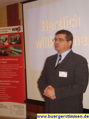 Pressefoto: http://www.buergerstimmen.de/ , 2009 &copy; Die einleitende Begr&uuml;&szlig;ung sprach Folkert Groeneveld, Vorstandsmitglied der Volksband Dransfeld - Gro&szlig; Schneen - Hann. M&uuml;nden - Stauffenberg. Er ging unter anderem auf Null-Kreditklemme bei Volksbanken ein.JPG