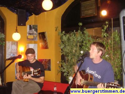 Pressefoto: http://www.buergerstimmen.de/ , 2009 &copy; Das Zusammenspiel von zwei Gitarren mit Gesang ist hervorragend und ist auch typisch f&uuml;r das Duo Spieltrieb. Beide Musiker haben sch&ouml;ne Stimmen..JPG