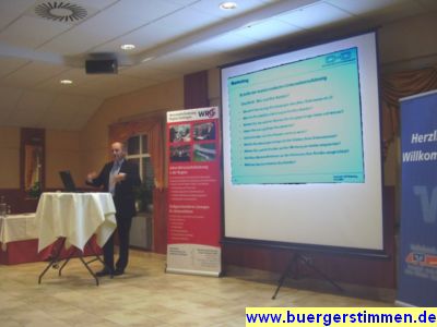 Pressefoto: http://www.buergerstimmen.de/ , 2009 &copy; Dr. Heinemann gibt mit kompakt Beamerdarstellungen den H&ouml;rern einen &Uuml;berblick &uuml;ber die vielf&auml;ltigen Fragen des Marketings zu geben (Beamerbild wurde nachtr&auml;glich zwecks Erkennbarkeit abgedunkelt) .jpg