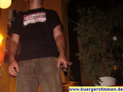 Pressefoto: http://www.buergerstimmen.de/ , 2009 &copy; Kein Bock auf Nazis - T-Shirt-Statement von Phillip f&uuml;r das Duo Spieltrieb.JPG