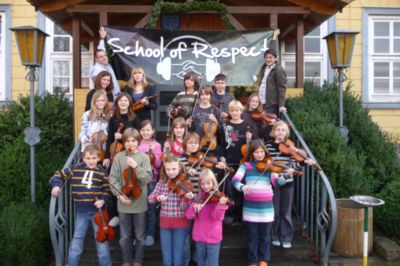 Pressefoto: , 2009 &copy; Abschlussfoto mit den Kindern und ihren Geigen.jpg