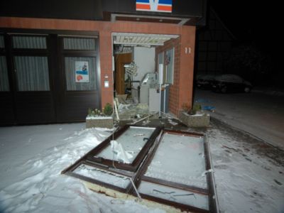 Pressefoto: , 2009 &copy; POL-GOE- (965 - 2009) Unbekannte versuchen Geldausgabeautomaten in Lenglern zu sprengen - Polizei fahndet nach dunklem Audi A 8.JPG