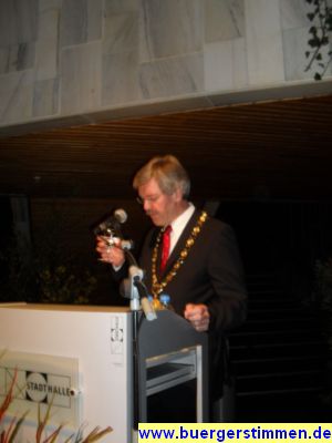 Pressefoto: http://www.buergerstimmen.de/ , 2010 © Der Oberbürgermeister Wolfgang Meyer stößt zum Schluss seiner Rede symbolisch an - auf ein erfolgreiches Jahr 2010.jpg