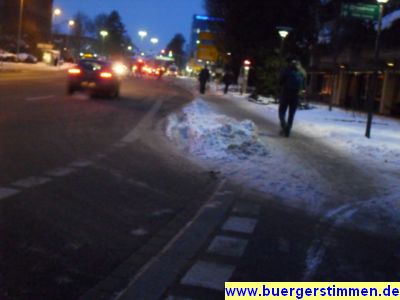 Pressefoto: http://www.buergerstimmen.de/ , 2010 &copy; Besonders bedenklich sind solche Gefahrstellen, weil nat&uuml;rlich bei winterlichen Witterungsverh&auml;ltnissen die Dynamos schnell versagen und Radfahrer kaum zu sehen sind.jpg