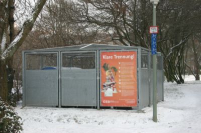 Pressefoto: , 2010 &copy; Grossfl&auml;chenbanner mit viel Text sollen f&uuml;r mehr M&uuml;lltrennung werben. Der textanteil liegt bei mahr als 50%. Wer soll das Lesen?