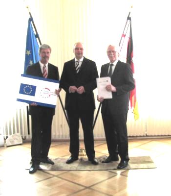 Pressefoto: , 2010 &copy; der nieders&auml;chsische Wirtschaftsminister &uuml;berreicht symbolisch F&ouml;rderbescheid f&uuml;r Logistikstandort G&ouml;ttingen