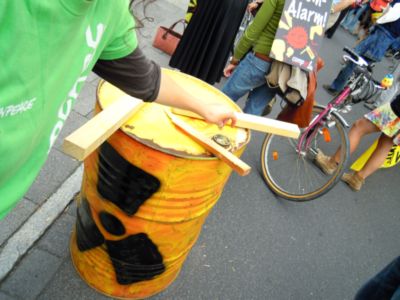 Pressefoto: http://www.campact.de/ , 2010 © Recycling einer gebrauchten Tonne zur Anti-Atomkraft-Protesttrommel