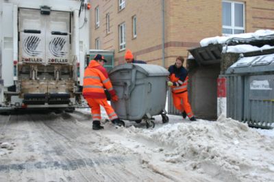 Pressefoto: , 2010 © Bei Eis & Schnee wird das Bewegen der Mülltonnen zur Knochenarbeit