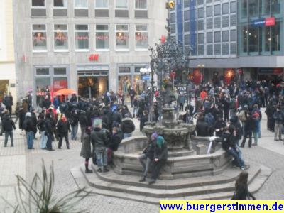 Pressefoto: http://www.buergerstimmen.de/ , 2011 © Warten auf den schwarzen Block - lockere Stimmung - mehr Männer als Frauen