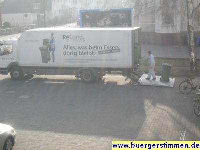 Pressefoto: http://www.buergerstimmen.de/ , 2011 © Gegenlichaufnahme der Beladung eines Lasters mit einer Bio-Tonne
