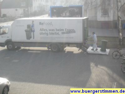 Pressefoto: http://www.buergerstimmen.de/ , 2011 &copy; Gegenlichaufnahme der Beladung eines Lasters mit einer Bio-Tonne