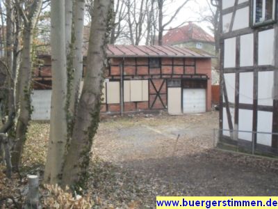 Pressefoto: http://www.buergerstimmen.de/ , 2011 &copy; Unten sieht man einige relativ frisch reparierte Fachwerkbalken - auch die Scheune ist frisch verrammelt