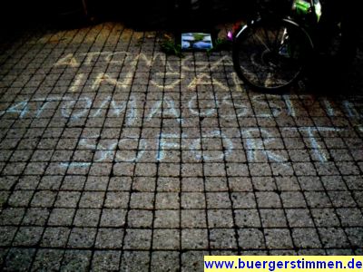 Pressefoto: http://www.buergerstimmen.de/ , 2011 &copy; Stra&szlig;enslogan f&uuml;r sofortigen Atomausstieg - Foto wurde manuell verdunkelt, um Slogan hervorzuheben