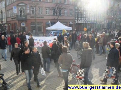Pressefoto: http://www.buergerstimmen.de/ , 2011 &copy; Viele Menschen gingen aber auch achtlos vorbei - was m&ouml;gen diese Menschen denken