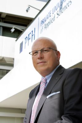Pressefoto: http://www.pfh.de/ , 2011 &copy; Die Begr&uuml;&szlig;ungsrede hielt der PFH-Pr&auml;sident Prof. Bernt R.A. Sierke - hier Pressefoto PFH