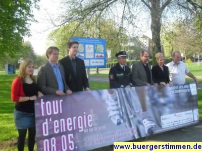 Pressefoto: http://www.buergerstimmen.de/ , 2011 &copy; Gemeinsam freuen sich die Vertreter der GoeSF, Stadtwerke G&ouml;ttingen, e.on-Mitte und der G&ouml;ttinger Sparkasse auf das Radrennen - von Links nach rechts - Nicoletta Euricke (GoeSF), Klaus Plesir (G&ouml;ttinger Stadtwerke), J&ouml;rn L&uuml;hrs (GoeSF), Wolfgang Schrader (Polizei G&ouml;ttingen), Rolf Bode (e.on-Mitte), Tini T&uuml;menap (Sparkasse G&ouml;ttingen) und Alexander Frey (GoeSF)