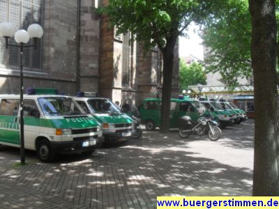Pressefoto: http://www.buergerstimmen.de/ , 2011 &copy; Sechs Halbgruppenkraftwagen (Minibullies) parkten gegen&uuml;ber der Deutschen Bank zur Absicherung der Kundegebung von knapp vierzig Personen am 14.5.11 in G&ouml;ttingen