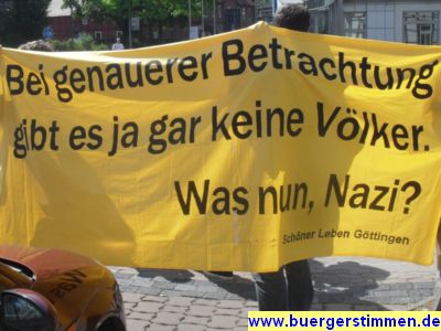 Pressefoto: http://www.buergerstimmen.de/ , 2011 © Bei genauer Betrachtung gibt es ja gar keine Völker - Warum Nazis - Banner vom 22.5.2011
