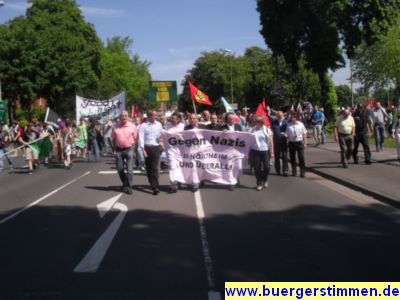 Pressefoto: http://www.buergerstimmen.de/ , 2011 © Gegen Nazis in Northeim und überall -. Eine lokale Prominentenriege führt die Demo am 22.5.11 an