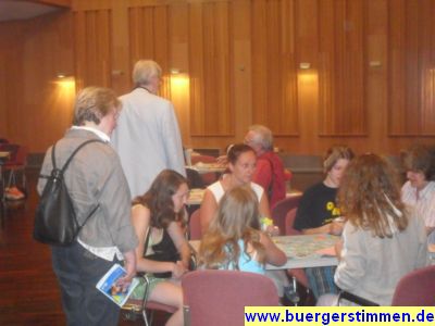 Pressefoto: http://www.buergerstimmen.de/ , 2011 &copy; Reges Interesse an den Tischen beim Anspielen neuer Spielideen